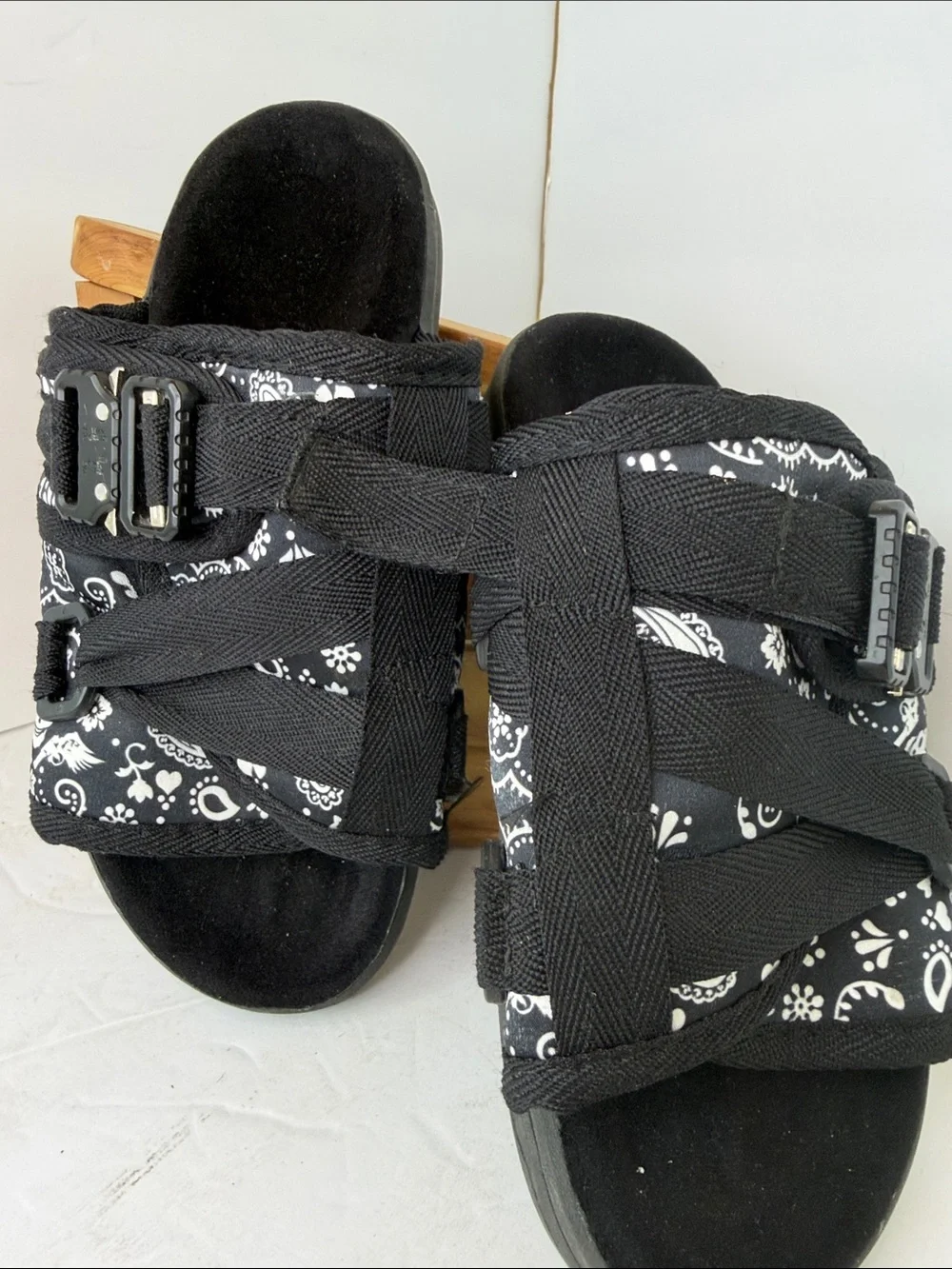 DRACO Slides Womens 6-7 Black Bandana Print Sandals - Comfortable Strap Slides